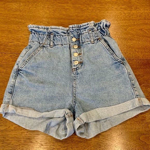 Topshop high waisted denim mom shorts in light wash with button fly - Picture 1 of 5